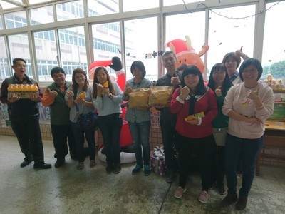 108.12.24家長會長及志工分享麥當勞套餐聖誕活動合影