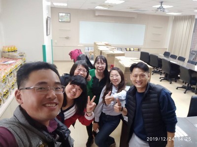 108.12.24家長會長及志工分享麥當勞套餐聖誕活動合影4